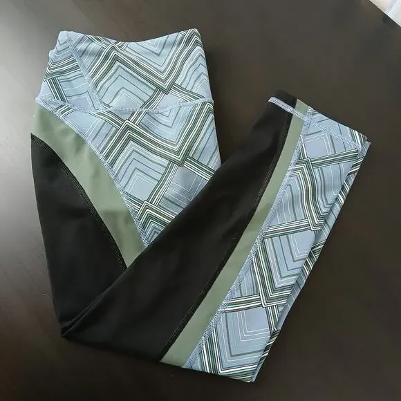 Victoria Sport VSX Knockout Capri Leggings M geometric color block activewear - Picture 12 of 12